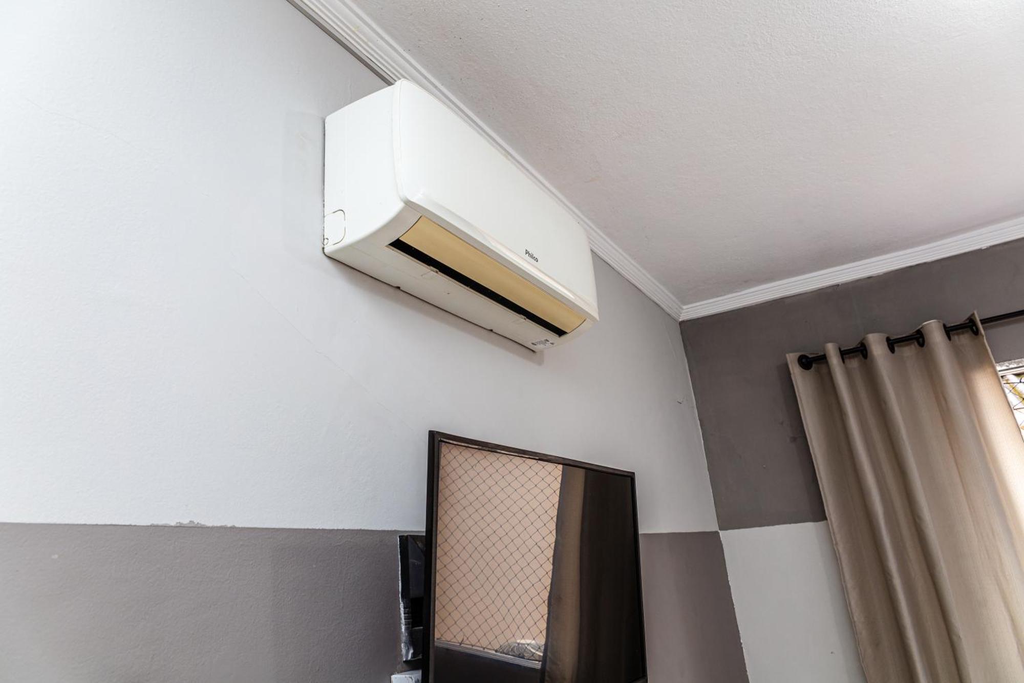 Apartment Ape Na Tupi Com Ar Condicionado Nos Quartos E Sala, Garagem E A 100m Da